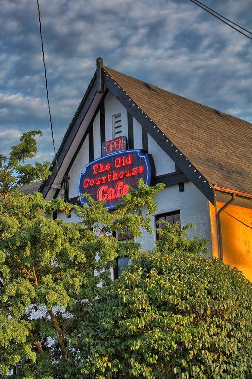 The Old Courthouse Inn Powell River Esterno foto